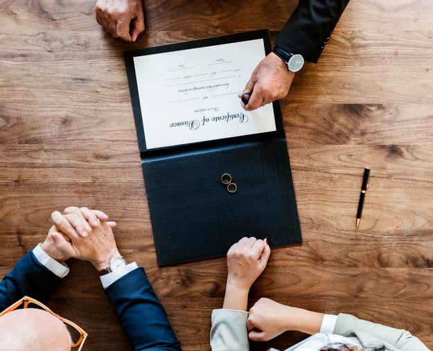brekaup-marriage-couple-with-divorce-certification