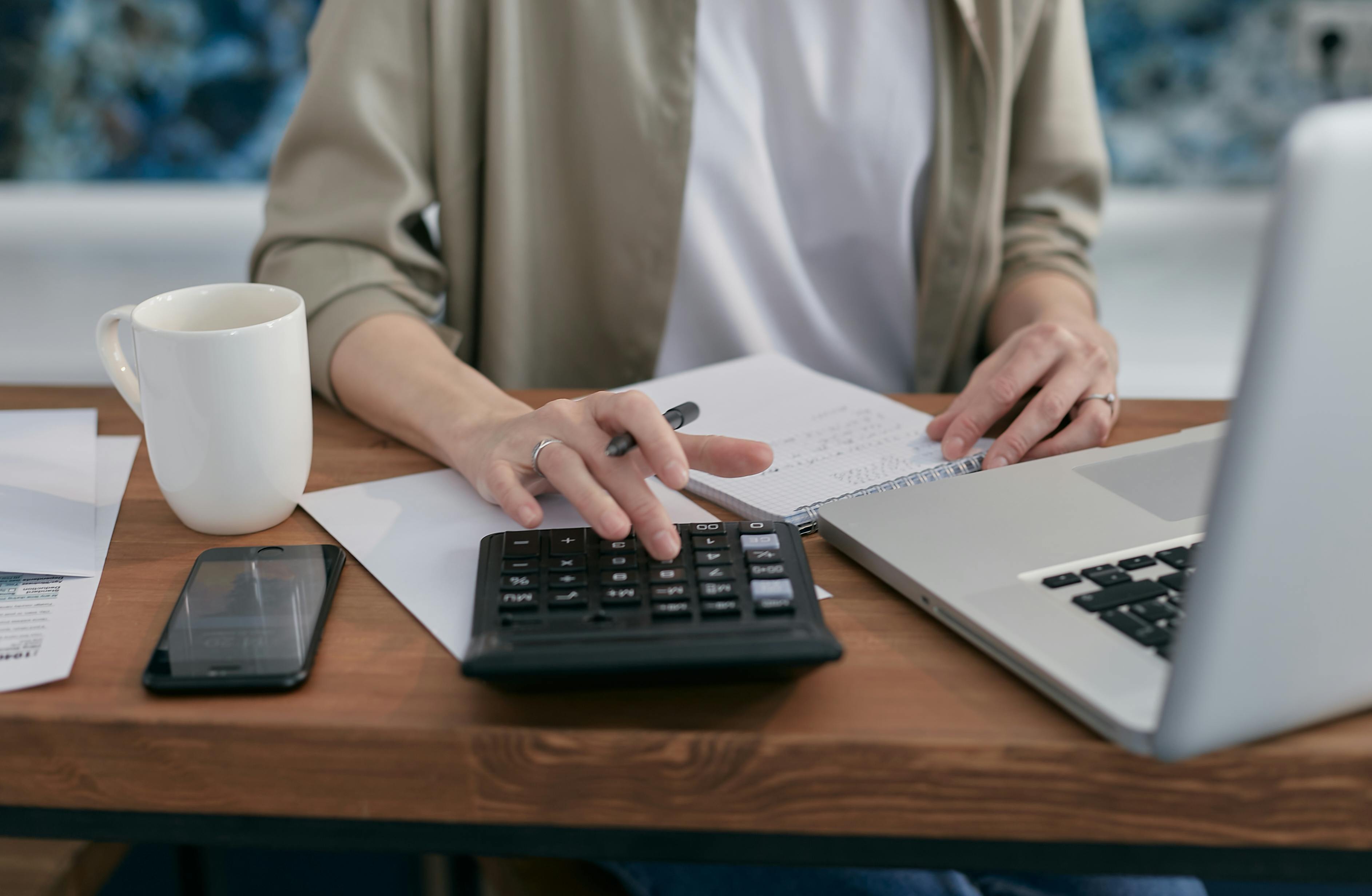 Retenciones y deducciones salariales en Colombia