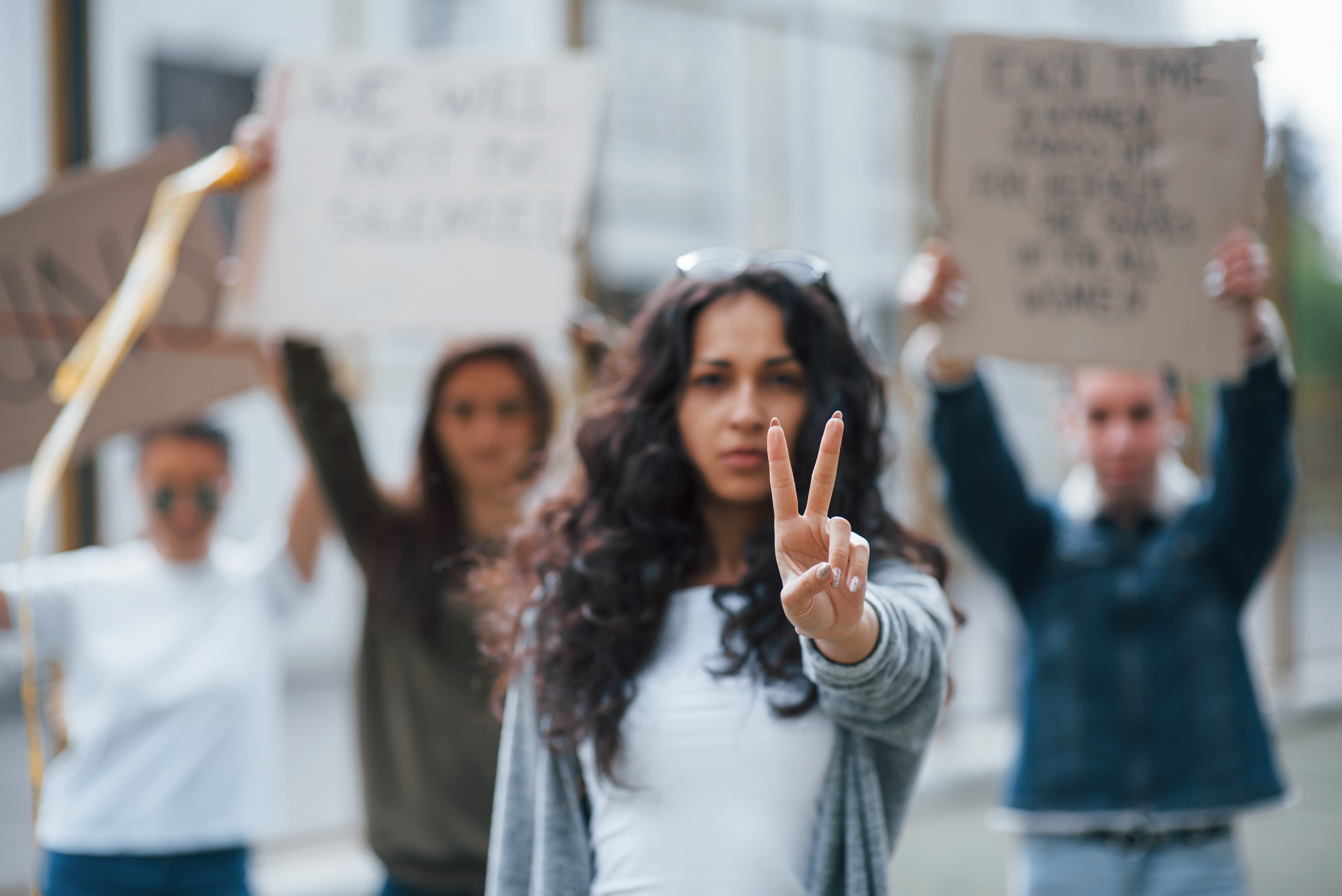 ¿Se requiere autorización para realizar manifestaciones públicas?